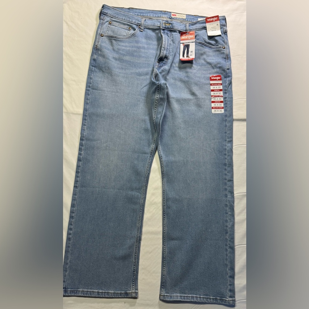 Wrangler Men's Light Blue Relaxed Jeans. NEW with Tags.